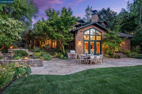 Photo of 30 Greenwood Ct CT, Orinda, CA 94563 (MLS # 41134072)
