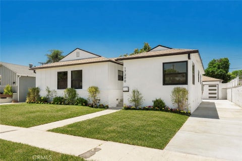 Photo of 17200 Lanark Street, Lake Balboa, CA 91406 (MLS # SR26196507)