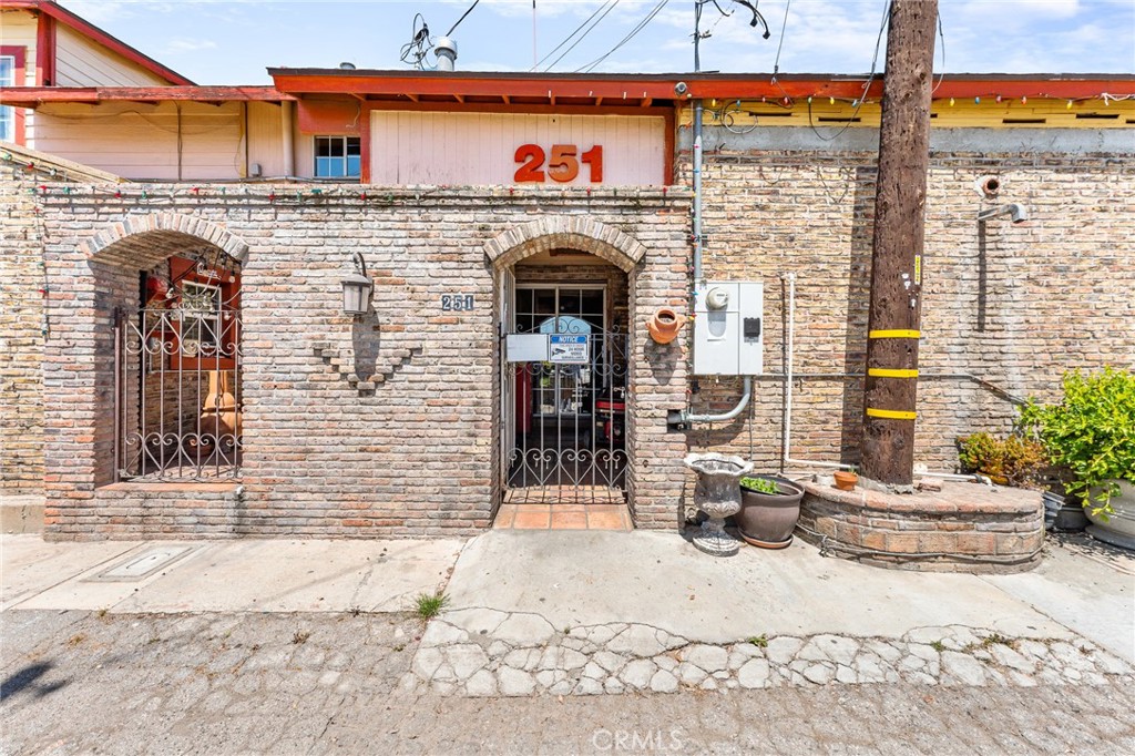 251 W 6th Street