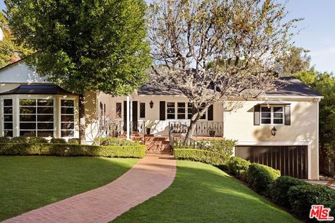 Photo of 1240 N Wetherly Drive, Los Angeles, CA 90069 (MLS # 26809657)