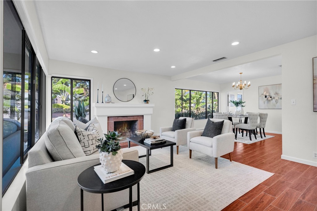 2912 W Hellman