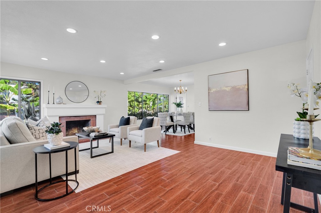 2912 W Hellman