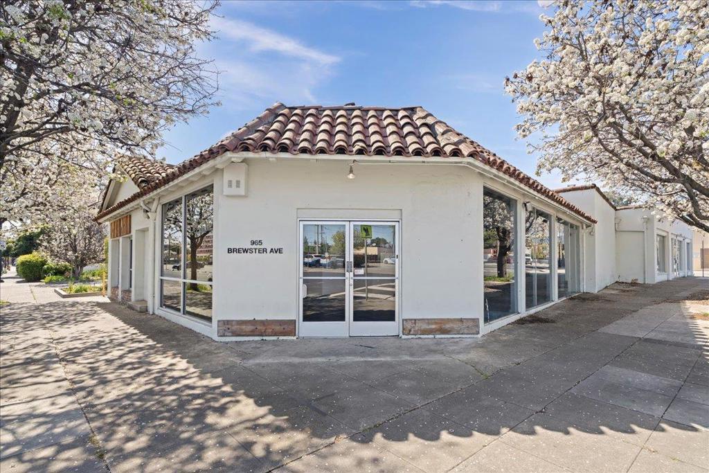 PROPERTY OVERVIEW Rare opportunity to purchase or lease a well-located retail/office property in the heart of Redwood City. Situated in a supply constrained market, this asset offers immediate functionality with future upside, making it ideal for owner-users, investors, or tenants seeking strategic access to Silicon Valley and the Peninsula. SITE DETAILS 935 Brewster: ±2,800 SF Office/Retail Building 965 Brewster: ±3,170 SF Retail Building Warehouse: ±1,611 SF Zoning: Downtown General