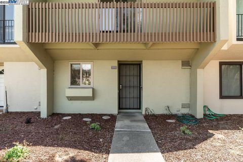 Photo of 1115 1115 Camino Del Valle, Alameda, CA 94502 (MLS # 41114463)