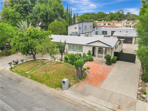 Photo of 19513 Cantara Street, Reseda, CA 91335 (MLS # GD26223851)