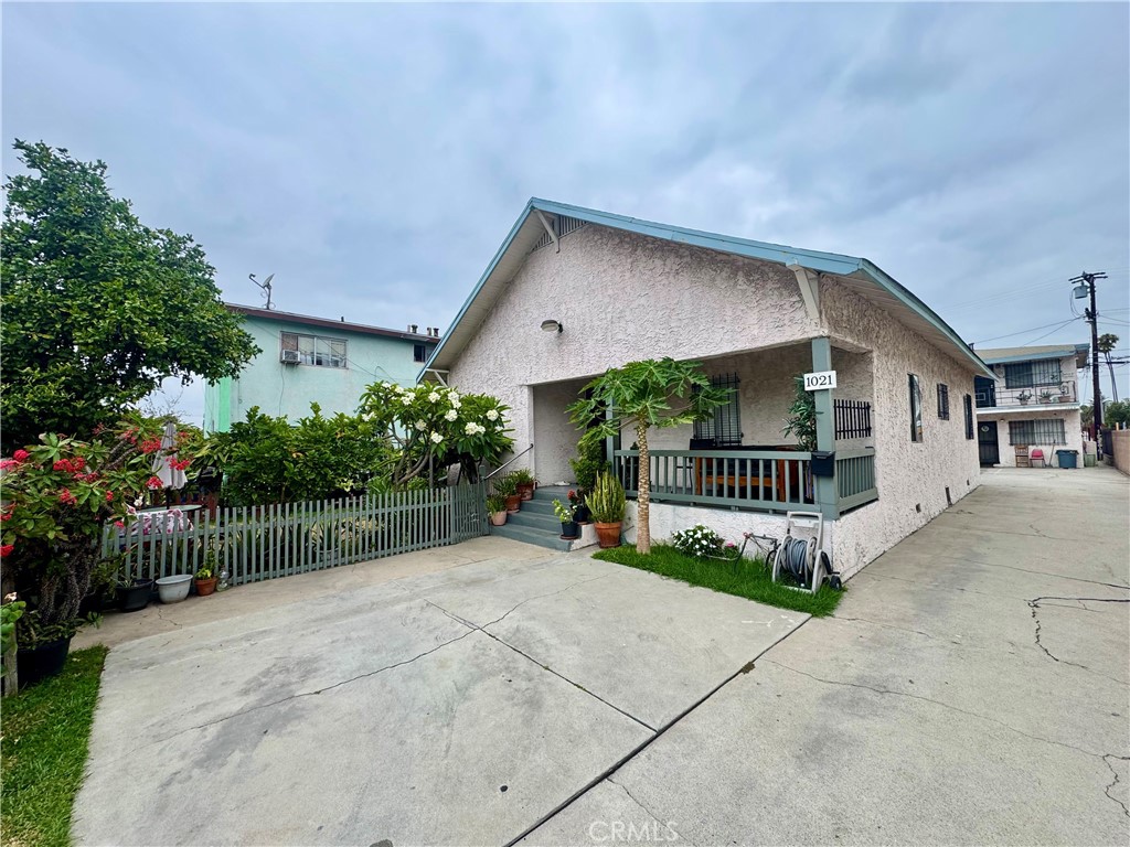 BEST PRICE IN TOWN! ATTENTION INVESTORS...... HERE IS THE PERFECT LAYOUT AS WELL AS AN INCREDIBLE FINANCIAL OPPORTUNITY FOR AN ABUNDANT MINDSET FAMILY OR INVESTOR.!!!! GREAT INCOME! Opportunities Come and Go, don't let this one pass you by.
- The Front house is very spacious plus it has 4 bedrooms 2 bath with a spacious private green garden front yard.
- The rear building consist of 4 units. They are performing excellent plus they are far enough from the front house making it it very private and appealing.