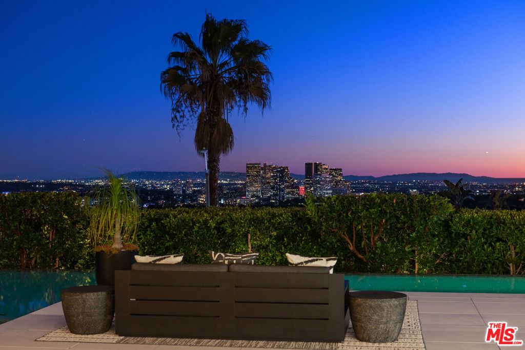 Minutes from the Beverly Hills Hotel and all of the best restaurants, tucked away at the end of a private cul de sac in Prime Beverly Hills.