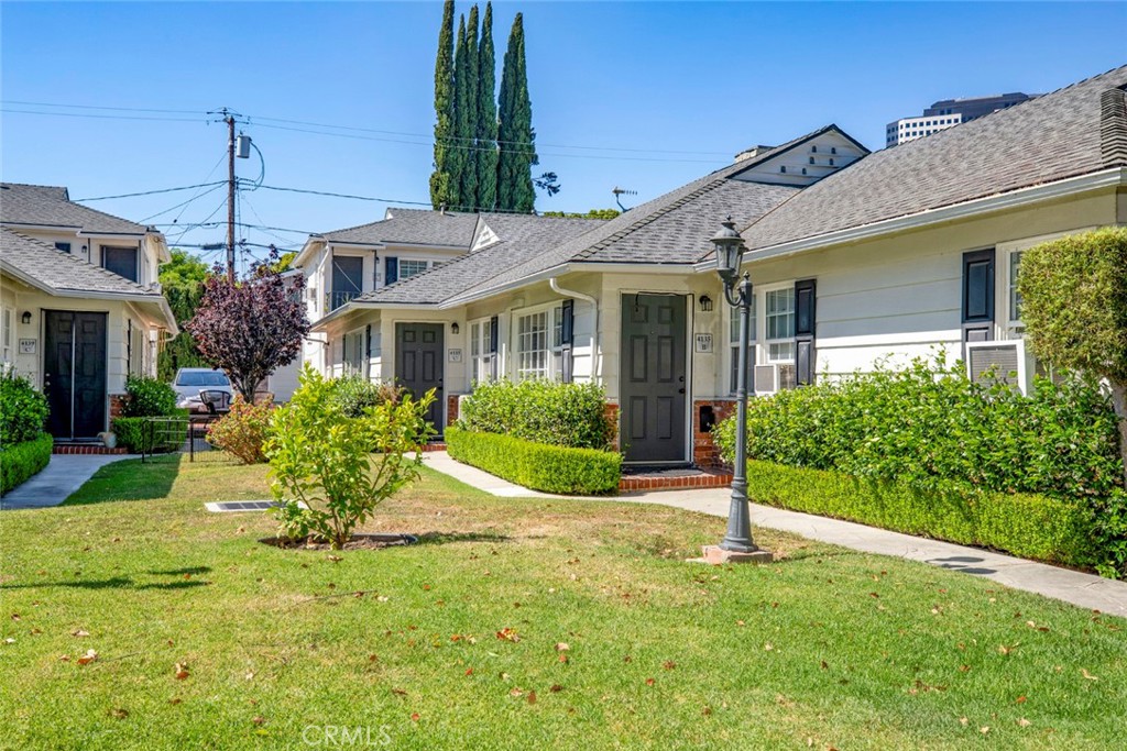 Welcome to 4135 Warner Blvd Unit B! This quaint 1 bedroom 1 bathroom unit offers 844 sq feet of space with no one above you or below you. Step into the bright and large living room where you have a brand new cooler and wood flooring. The remodeled kitchen is also very large and includes a breakfast nook and pantry. To top it all off, this unit comes with a detached PRIVATE 1 car garage! There are also not one but TWO laundry rooms on site for residents to use.
Don't miss out and come see it today. Located steps from Warner Brothers studios and plenty of dining and shopping.