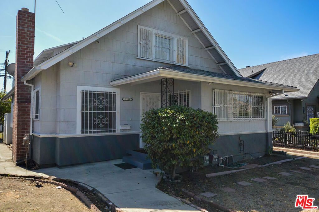 Photo of 2226 W 28th Street, Los Angeles, CA 90018 (MLS # 25606811)