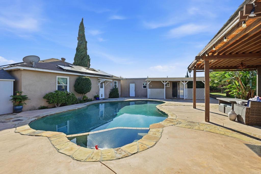 558 E El Norte Parkway