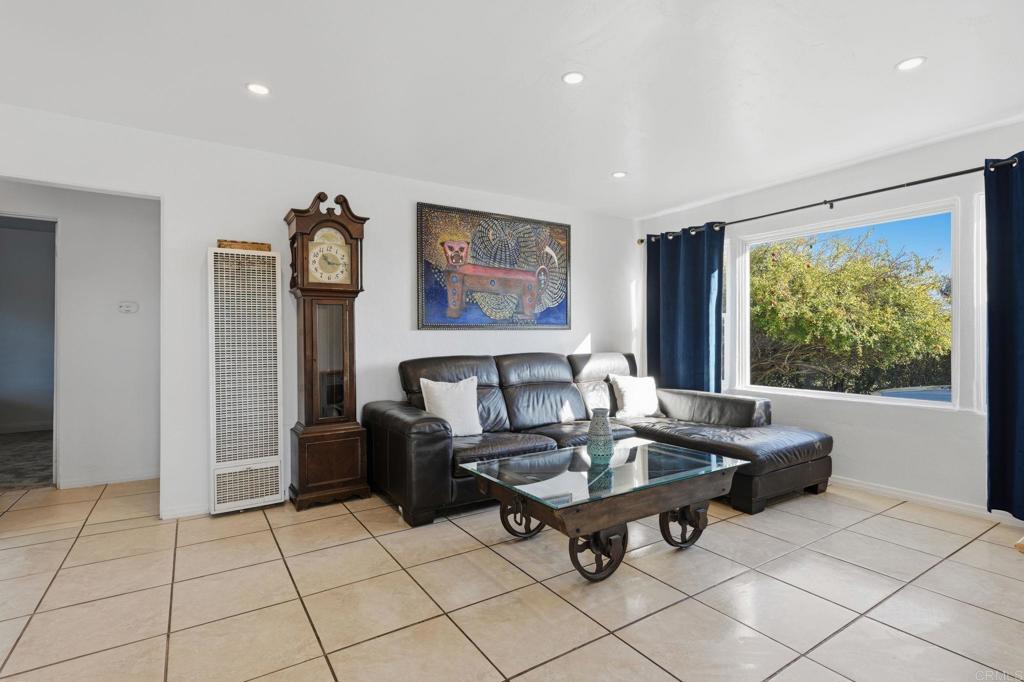 558 E El Norte Parkway