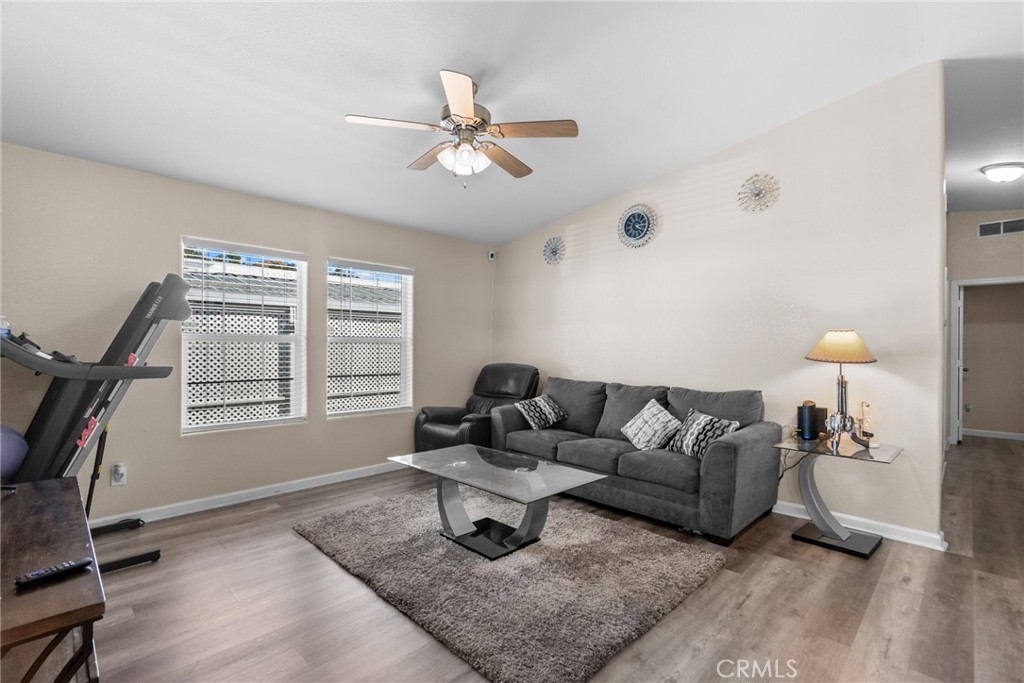 11401 Topanga Canyon Boulevard 35