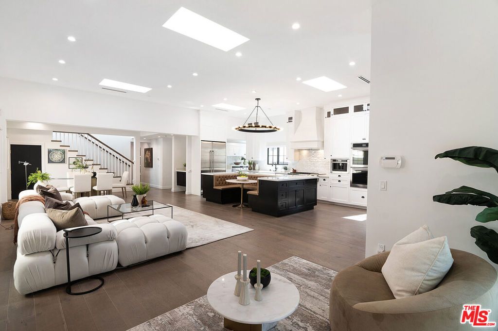 Photo of 638 N Sierra Bonita Avenue, Los Angeles, CA 90036 (MLS # 25615255)