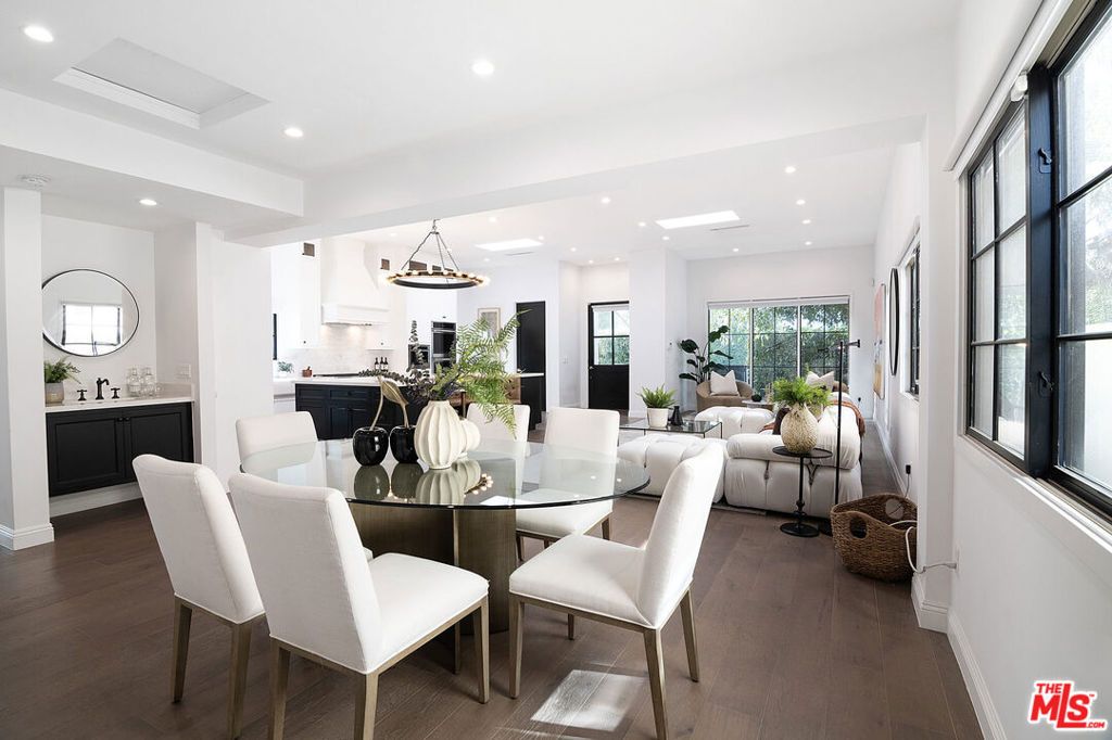 Photo of 638 N Sierra Bonita Avenue, Los Angeles, CA 90036 (MLS # 25615255)