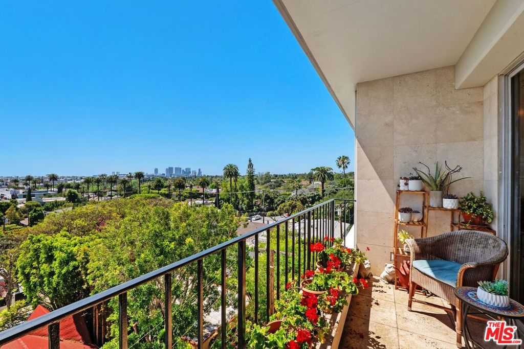 818 N Doheny Drive 606