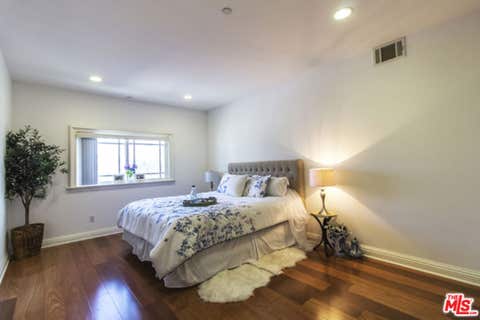 Photo of 1043 S Kenmore Avenue #506, Los Angeles, CA 90006 (MLS # 26849901)