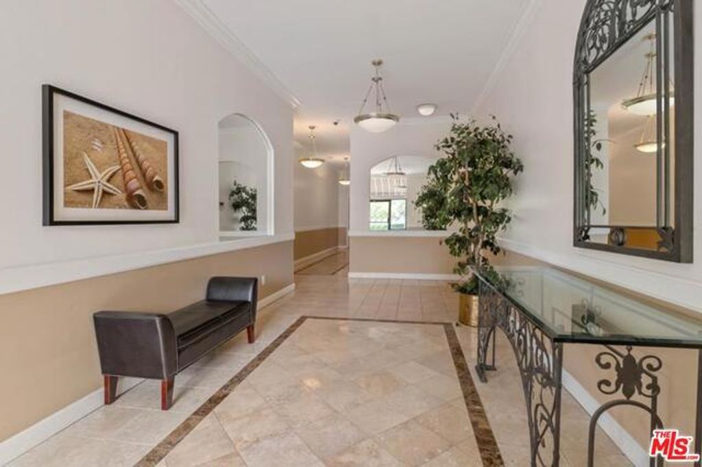 Photo of 511 SAN VICENTE #307, Santa Monica, CA 90402 (MLS # 26720163)
