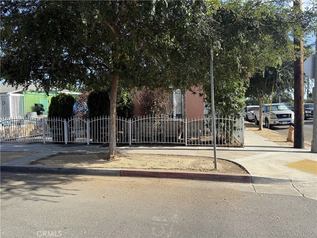 fixer! Fixer! Fixer!. Bring your own tools and make this home yours!
2 bedroom home in the City of Long Beach California.