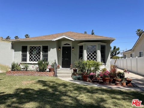 Photo of 5048 Enfield Avenue, Encino, CA 91316 (MLS # 26998475)
