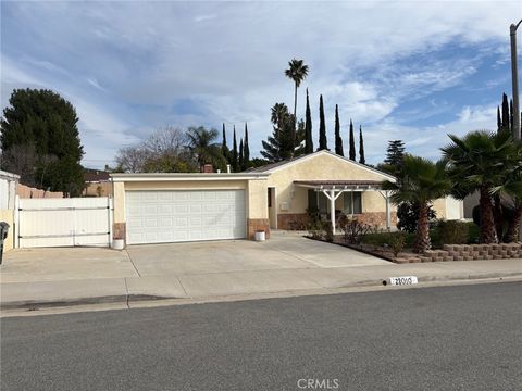 Photo of 28010 Lakehurst Ave, Canyon Country, CA 91351 (MLS # SR26026691)