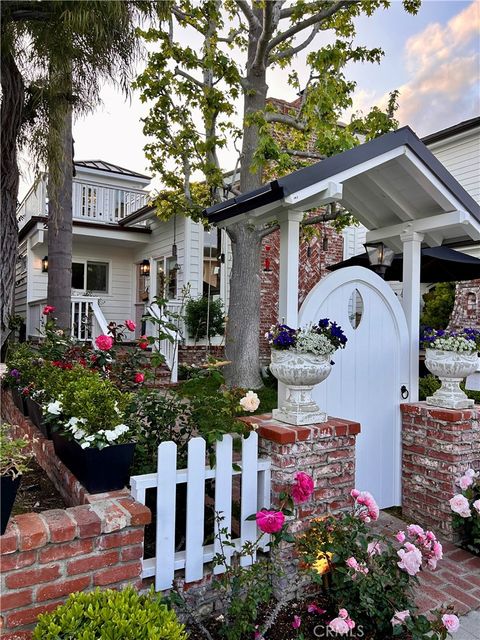 209 Diamond Avenue Newport Beach CA 92662