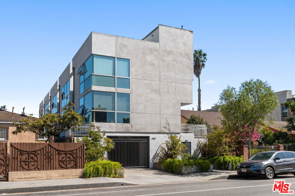 Designed by architect Michael W. Folonis, FAIA, this impeccable loft is all you need in one of the most desirable, Westside locations. Light, bright and spacious, you can live, work, and play in style. Large picture windows bring ample natural light to the main living/dining areas and the cleverly designed backsplash windows bring the sun to the sleek, modern kitchen with stainless appliances. Master bath includes dual vanity, separate shower and soaking tub with Jets. Other features include a private rooftop deck, perfect for dining, entertaining or enjoying that SoCal lifestyle and 2, side by side parking spaces in the gated, controlled access garage. Close to Whole Foods, shopping and dining on Rose Avenue, blocks from the beach and the famed Abbot Kinney Boulevard! ($100 common water charge paid by all tenants)