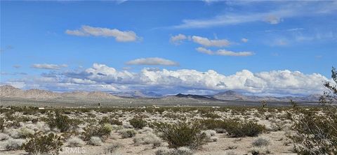 Photo of 800 Donaldson Road, Lucerne Valley, CA 92356 (MLS # HD26066553)