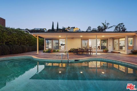 Photo of 968 Kenfield Avenue, Los Angeles, CA 90049 (MLS # 25618651)