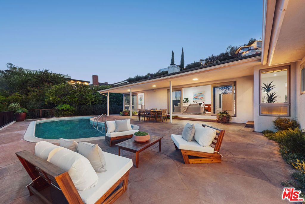 Photo of 968 Kenfield Avenue, Los Angeles, CA 90049 (MLS # 25618651)