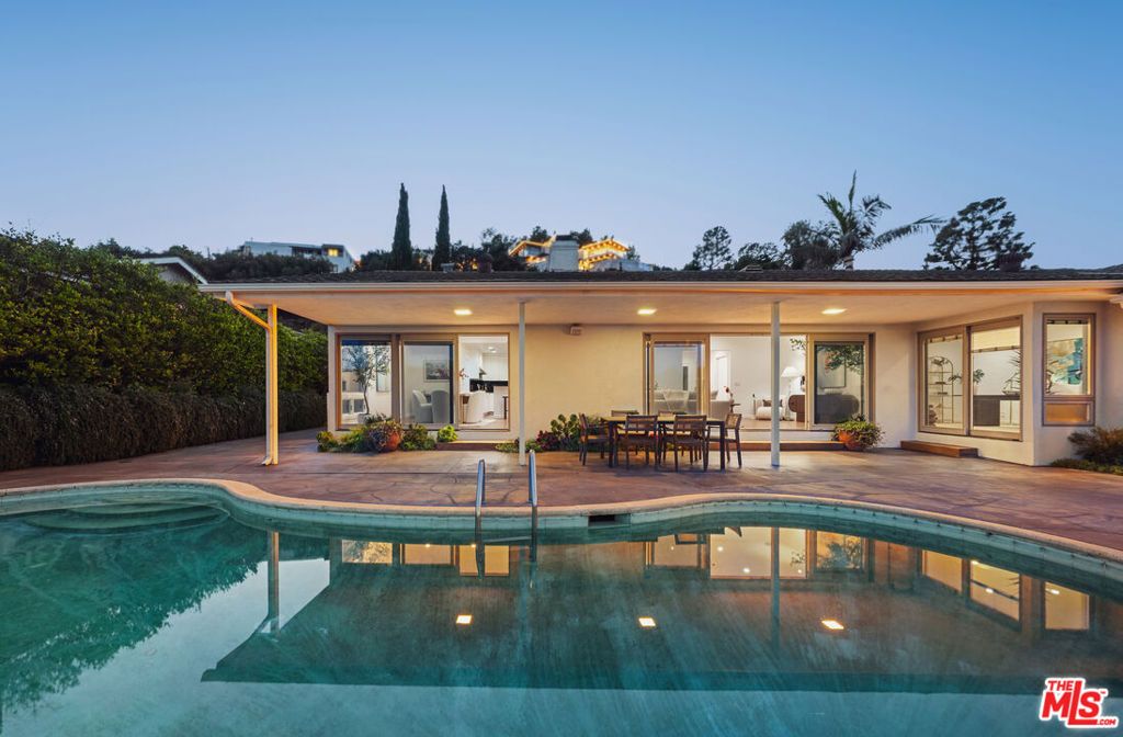 Photo of 968 Kenfield Avenue, Los Angeles, CA 90049 (MLS # 25618651)