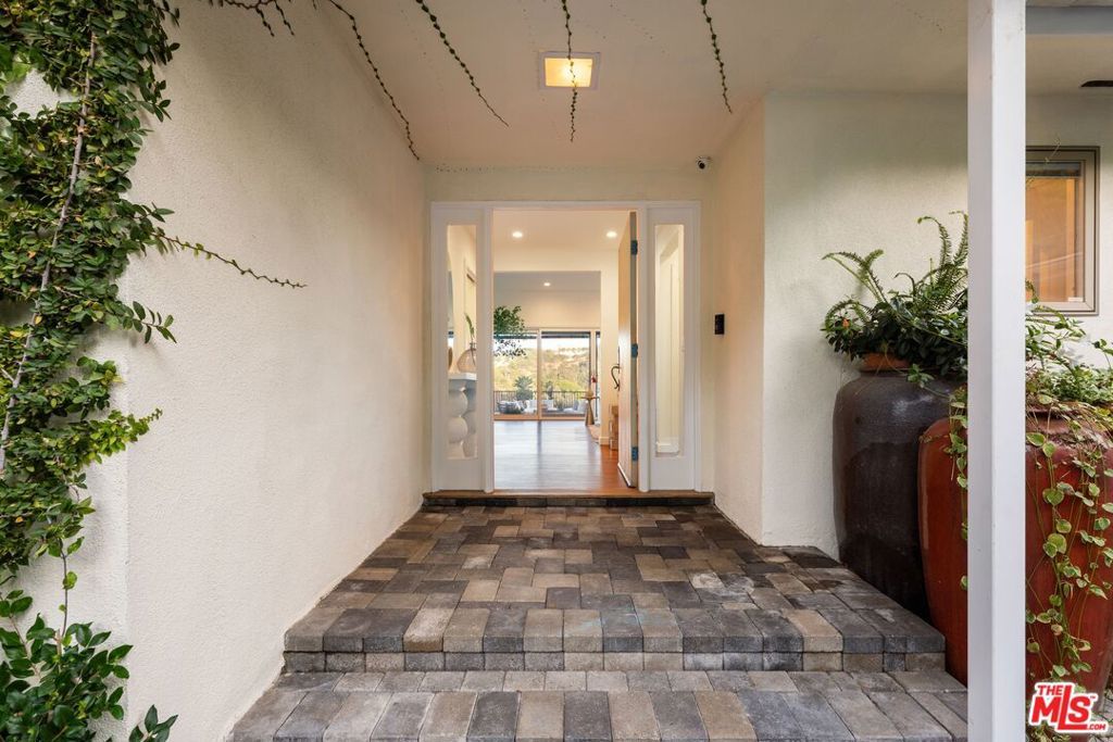 Photo of 968 Kenfield Avenue, Los Angeles, CA 90049 (MLS # 25618651)