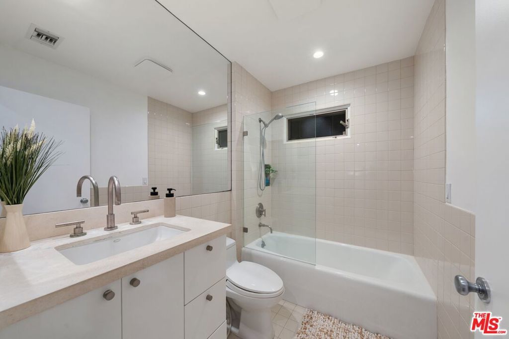 Photo of 968 Kenfield Avenue, Los Angeles, CA 90049 (MLS # 25618651)