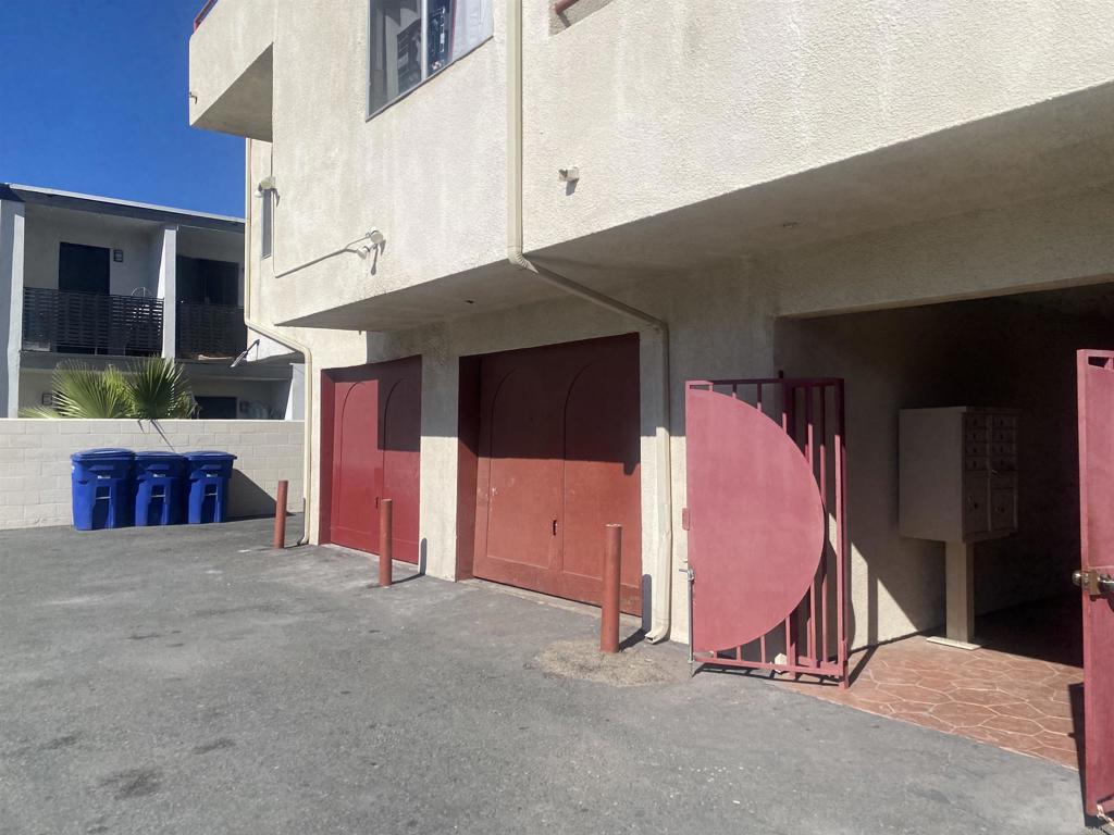 Vaulted ceilings, light and bright end unit townhouse! Upgraded tile flooring, fireplace, freshly painted throughout! Inside laundry closet! Spacious one car garage!