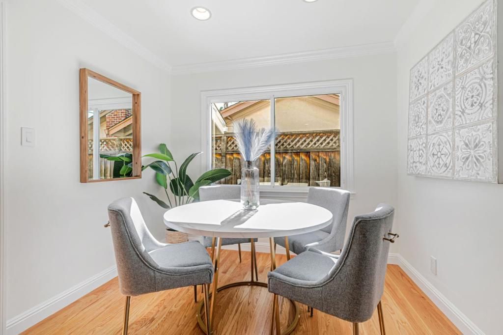 listing image 130722752362474993326