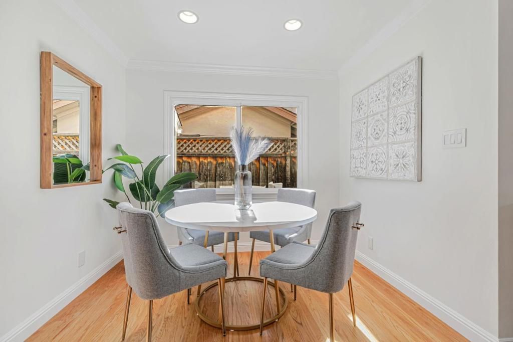 listing image 130729438905493032943