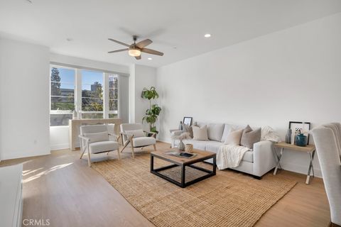 Photo of 10832 W Riverton Court, North Hollywood, CA 91602 (MLS # SR26054040)