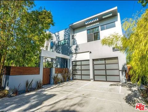 Photo of 800 N Harper Avenue, Los Angeles, CA 90046 (MLS # 26648089)