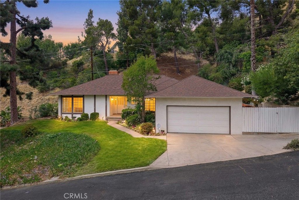Photo of 5213 Crown Avenue, La Canada Flintridge, CA 91011 (MLS # WS26056100)