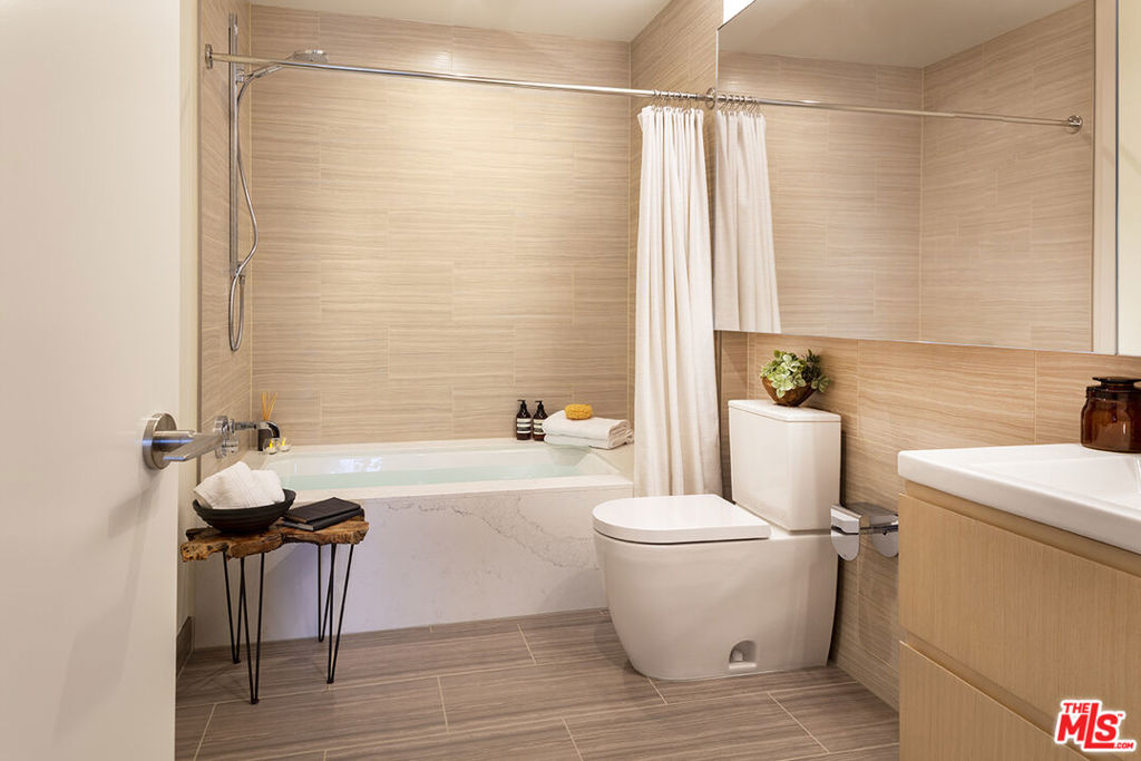 877 Francisco Street 827