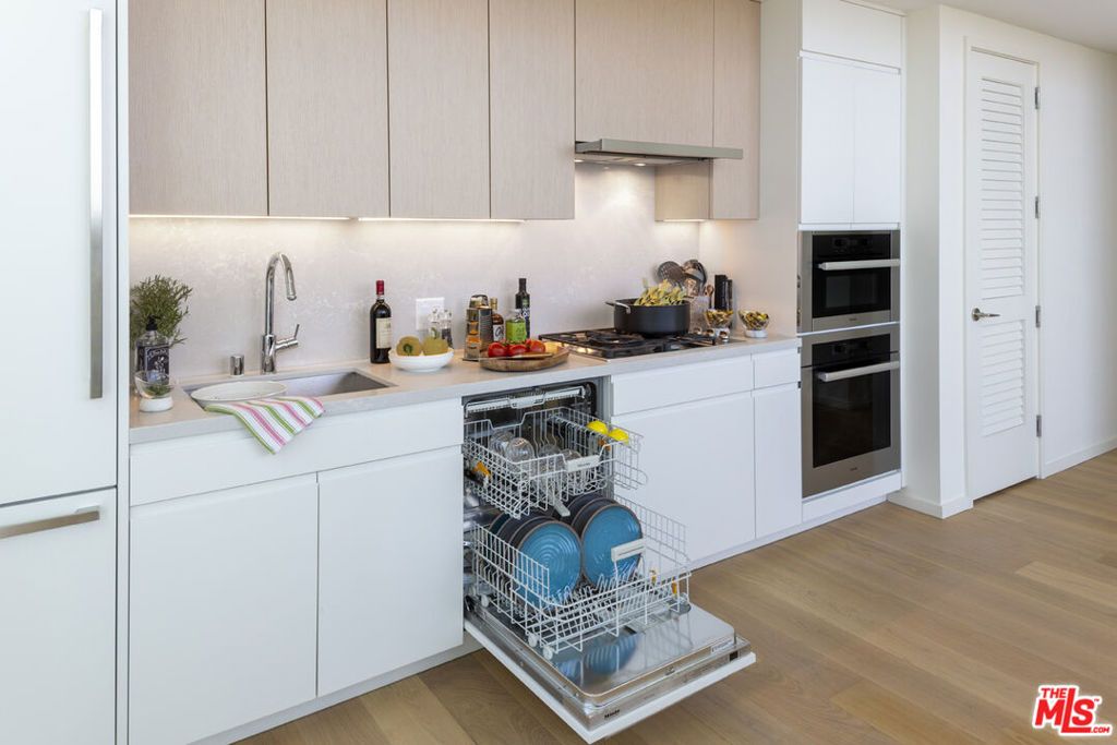 Photo of 877 Francisco Street #827, Los Angeles, CA 90017 (MLS # 26659169)