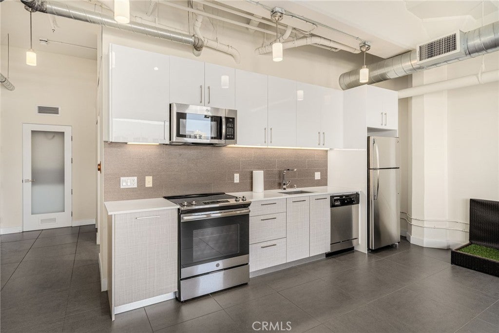 939 S Broadway #1001