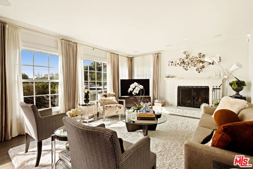 Photo of 8289 Hollywood Boulevard, Los Angeles, CA 90069 (MLS # 26671191)