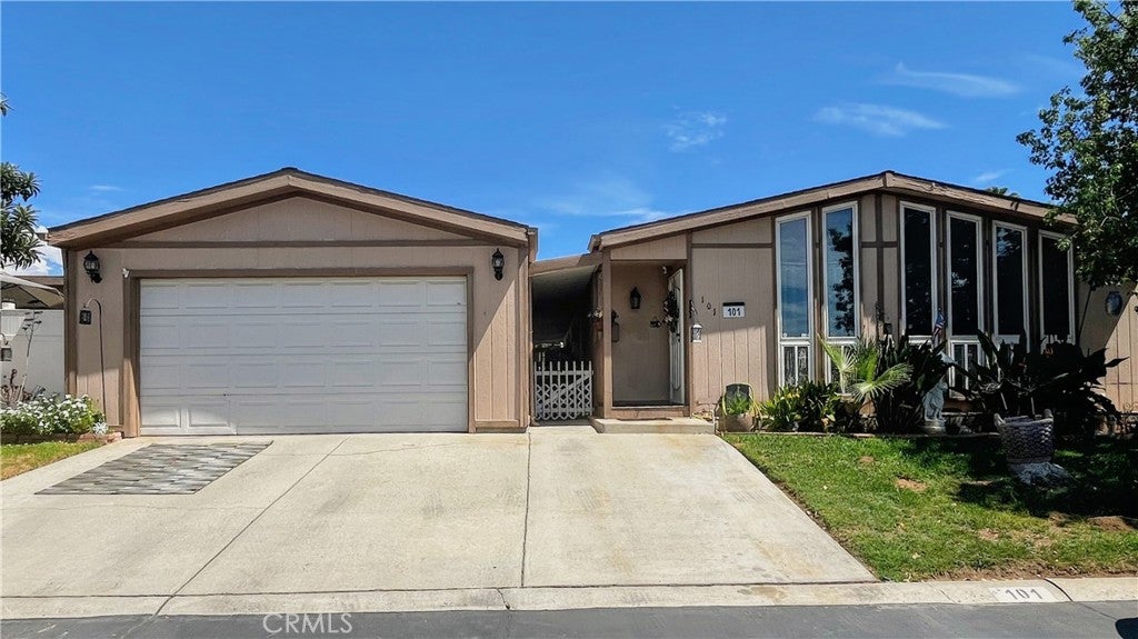 10961 Desert Lawn #101