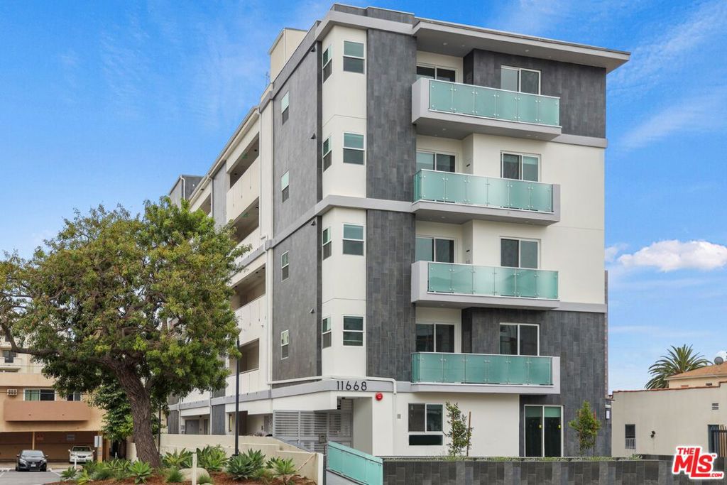 Welcome to Darlington Legacy by Wiseman, located in the Brentwood neighborhood of West LA. This community features two and three-bedroom apartment homes ranging from 950-1600