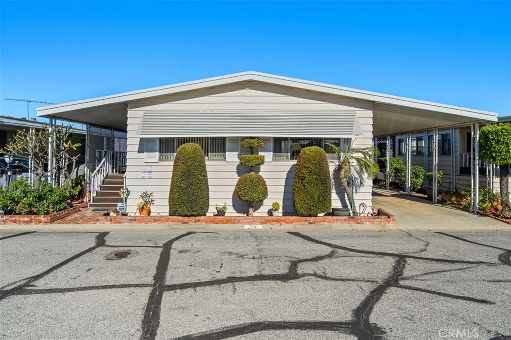 8509 Beverly Blvd 76