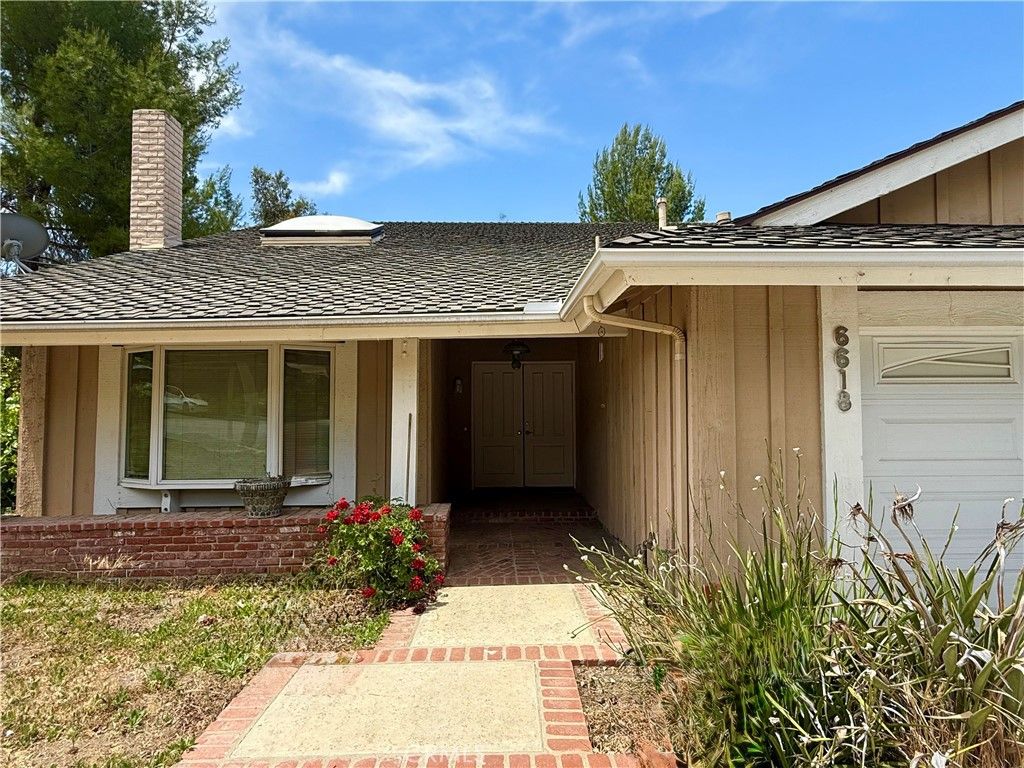 Photo of 6618 Smoke Tree Avenue, Oak Park, CA 91377 (MLS # SR25240333)