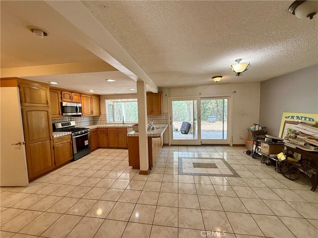 Photo of 6618 Smoke Tree Avenue, Oak Park, CA 91377 (MLS # SR25240333)
