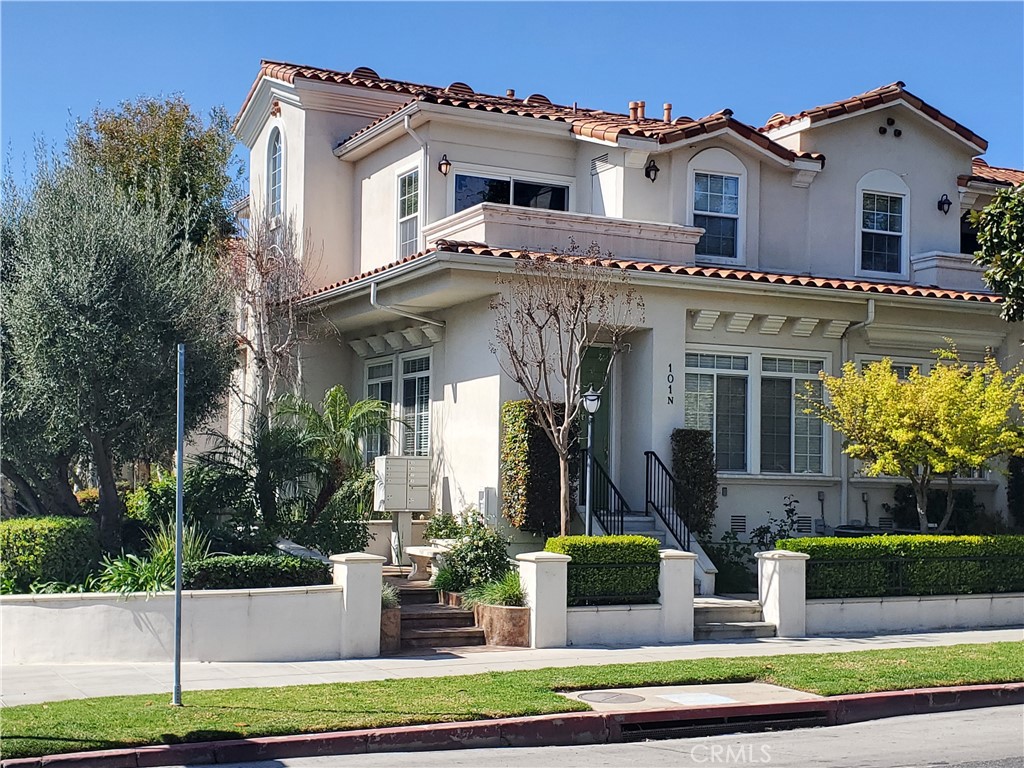 Beautiful Front corner tri-level townhouse with attached lower level private two car garage, in a lovely North Burbank neighborhood. If you're looking for a spacious townhome with lots of storage in a very well maintained complex, this is it! The property has direct access from the street and has an open floor plan that is ideal for gathering family and friends. The entry level features a large living room with a fireplace, spacious dining room, kitchen with stainless steel appliances and granite countertops with a walk-in pantry, a powder room and a large storage closet under the stairs. The elegant staircase takes you upstairs where you have three bedrooms and two full bathrooms. The master bedroom has a spacious walk-in closet that has beautiful cabinetry to keep you organized, a full bathroom with double sink and a jacuzzi tub, and a balcony with beautiful mountain views. The second bedroom also has a walk-in closet, and the third bedroom features a large mirrored closet. There is also ample storage space in the lower level next to the garage.
The property has a lot of natural light and an abundance of windows.