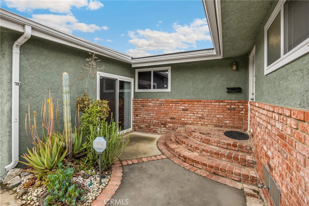 1005 E Woodland Lane