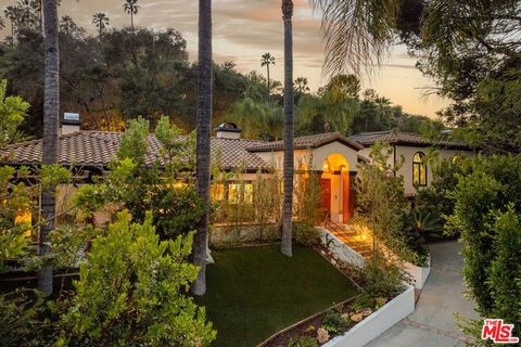 Photo of 3757 Hayvenhurst Avenue, Encino, CA 91436 (MLS # 26838885)